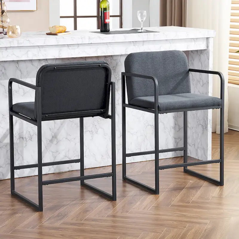 Lot de 2 tabourets de bar modernes rembourrés, hauteur comptoir, avec accoudoirs, structure en métal et assise rembourrée.