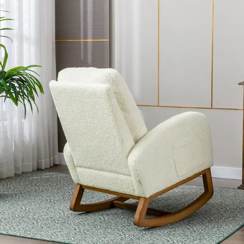 Fauteuil à bascule moderne du milieu du siècle, recouvert de tissu Teddy, avec dossier haut et poche latérale