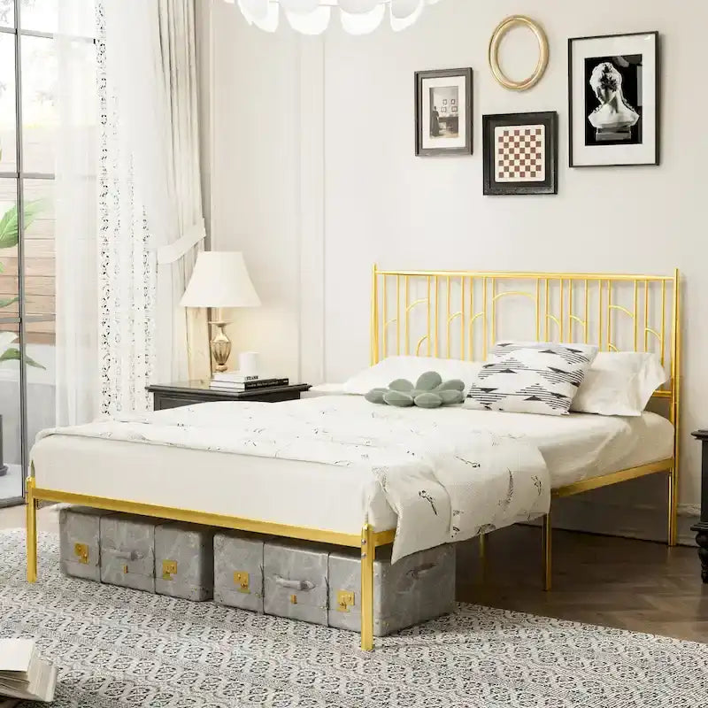 Cadre de lit plateforme Queen Size avec poteaux décoratifs, rangement sous le lit et sans sommier requis.