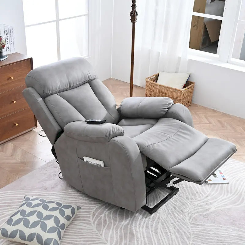 Fauteuil releveur électrique en tissu gris pour personnes âgées, avec télécommande, coussin rembourré, poche latérale et structure robuste.