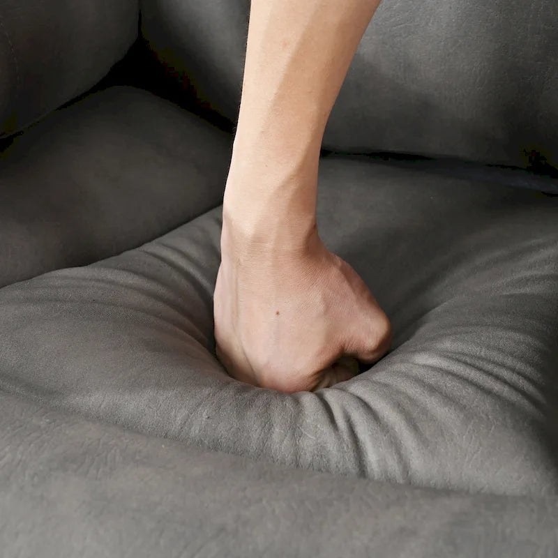 Fauteuil releveur électrique en tissu gris pour personnes âgées, avec télécommande, coussin rembourré, poche latérale et structure robuste.