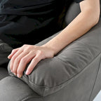 Fauteuil releveur électrique en tissu gris pour personnes âgées, avec télécommande, coussin rembourré, poche latérale et structure robuste.