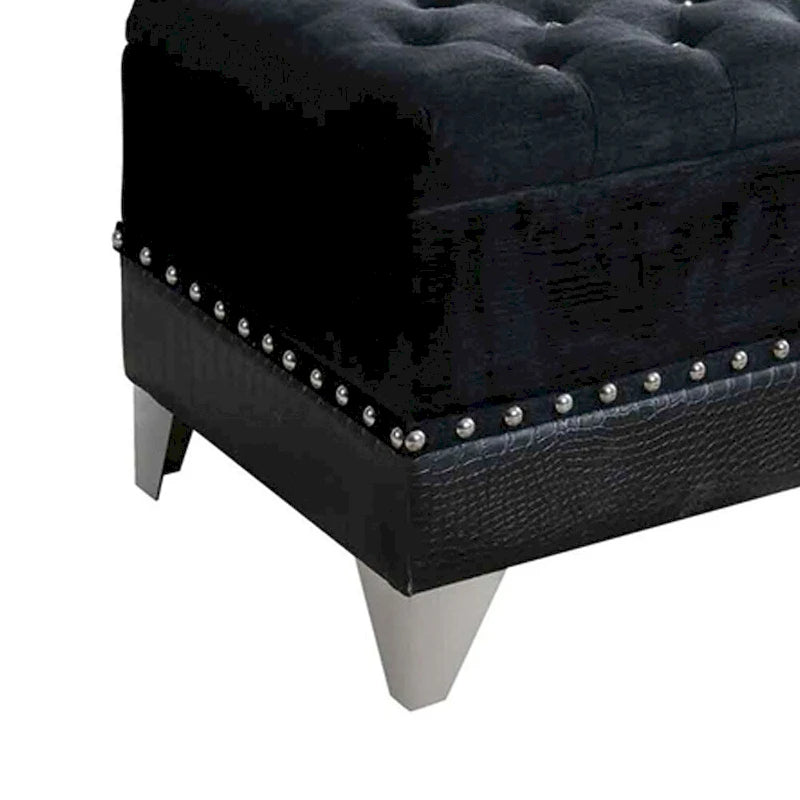 Banc de rangement en similicuir noir, orné de clous décoratifs et d'une assise capitonnée.