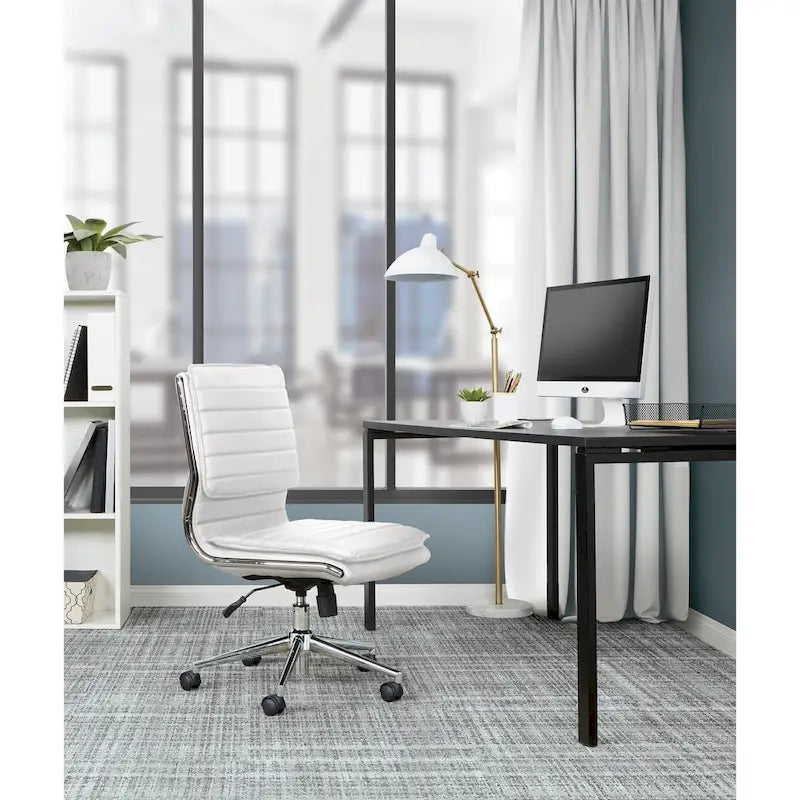 Fauteuil de direction professionnel sans accoudoirs, dossier mi-haut, piètement chromé en similicuir.