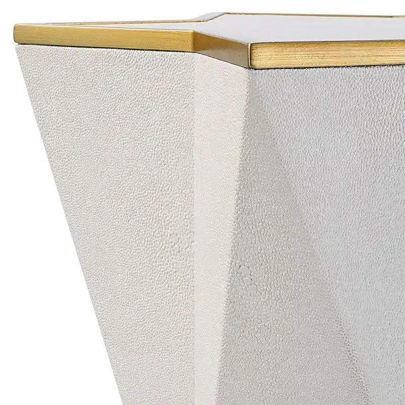 Table d'appoint blanche Uttermost Capella - 40,6 cm (L) x 55,9 cm (H) x 40,6 cm (P)