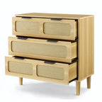 Commode moderne en rotin avec larges tiroirs et poignées en métal